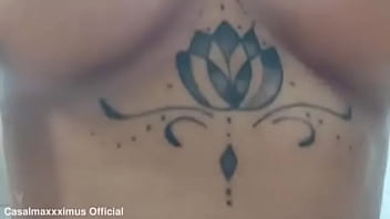 Olha como a minha buceta fica quando estou com pau no meu cu