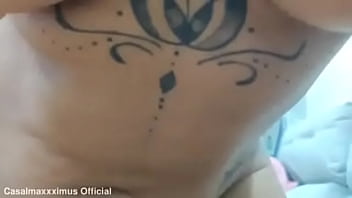 Olha como a minha buceta fica quando estou com pau no meu cu