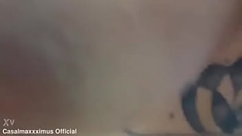 Olha como a minha buceta fica quando estou com pau no meu cu