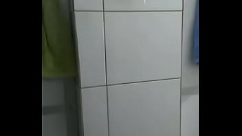 Os machos caminhoneiros tomando banho