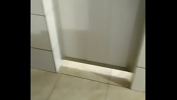 Os machos caminhoneiros tomando banho