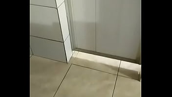 Os machos caminhoneiros tomando banho