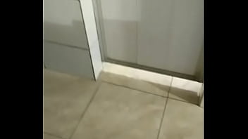 Os machos caminhoneiros tomando banho Os machos caminhoneiros tomando banho