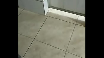 Os machos caminhoneiros tomando banho Os machos caminhoneiros tomando banho