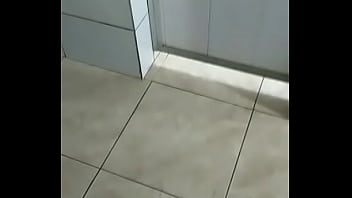 Os machos caminhoneiros tomando banho Os machos caminhoneiros tomando banho