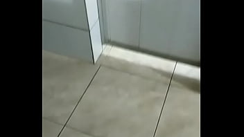 Os machos caminhoneiros tomando banho