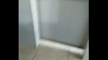 Os machos caminhoneiros tomando banho