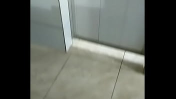 Os machos caminhoneiros tomando banho Os machos caminhoneiros tomando banho