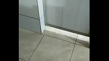 Os machos caminhoneiros tomando banho