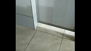 Os machos caminhoneiros tomando banho