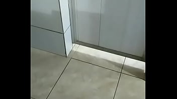 Os machos caminhoneiros tomando banho Os machos caminhoneiros tomando banho