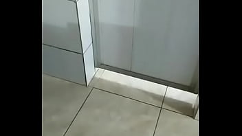 Os machos caminhoneiros tomando banho