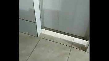 Os machos caminhoneiros tomando banho Os machos caminhoneiros tomando banho