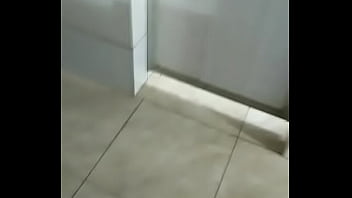 Os Machos Caminhoneiros Tomando Banho thumbnail