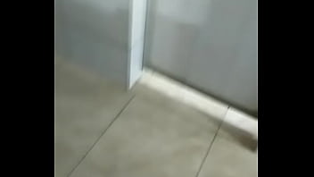 Os machos caminhoneiros tomando banho Os machos caminhoneiros tomando banho