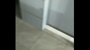 Os machos caminhoneiros tomando banho