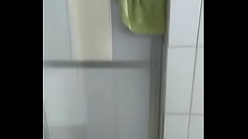 Os machos caminhoneiros tomando banho