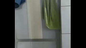 Os machos caminhoneiros tomando banho