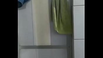 Os machos caminhoneiros tomando banho Os machos caminhoneiros tomando banho