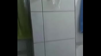 Os machos caminhoneiros tomando banho