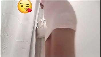 Luciendo vestido en el probador