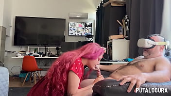 Putalocura torbe usa las gafas vr y recibe increíble mamada de la tetona rebeca addams