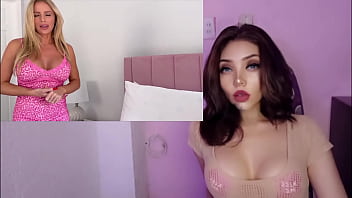 La hijastra pervertida convence a su madrastra de coger juntas con un desconocido