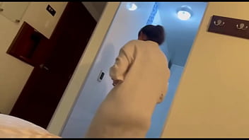 Descubro a la amante de mi marido en mi armario ahora también me la follo