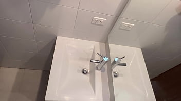 Descubro a la amante de mi marido en mi armario ahora también me la follo