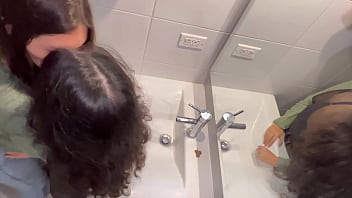 Descubro a la amante de mi marido en mi armario ahora también me la follo