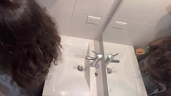 Descubro a la amante de mi marido en mi armario ahora también me la follo