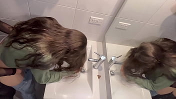 Descubro a la amante de mi marido en mi armario ahora también me la follo