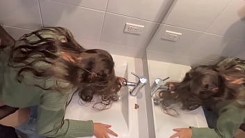 Descubro a la amante de mi marido en mi armario ahora también me la follo