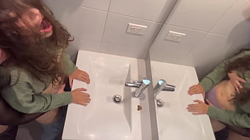 Descubro a la amante de mi marido en mi armario ahora también me la follo