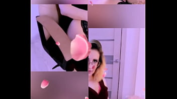 Hot pussy playing with big dildo and squirting