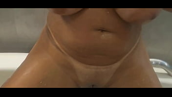 Anão fazendo a morena gozar na hidromassagem