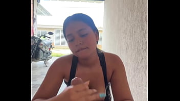 Colombiana cachonda le saca el pene a su novio en la calle y se lo mama