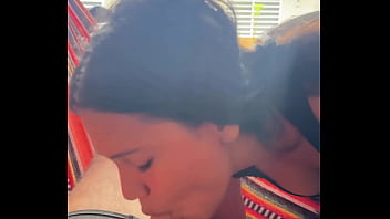 Colombiana cachonda le saca el pene a su novio en la calle y se lo mama