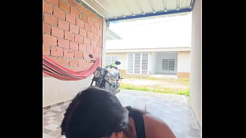 Colombiana cachonda le saca el pene a su novio en la calle y se lo mama