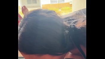 Colombiana cachonda le saca el pene a su novio en la calle y se lo mama