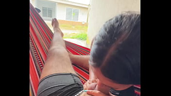 Colombiana cachonda le saca el pene a su novio en la calle y se lo mama