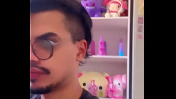 Esperando ela fazer o decalque