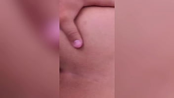 La encuentro viendo porno y no me puedo resistir a que me haga una paja con las tetas