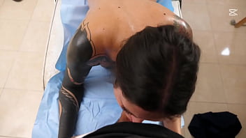 Le doy un masaje a mi clienta y acabamos follando sobre la camilla