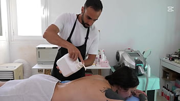 Le doy un masaje a mi clienta y acabamos follando sobre la camilla