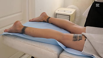 Le doy un masaje a mi clienta y acabamos follando sobre la camilla