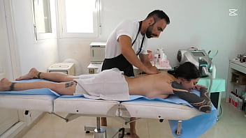 Le doy un masaje a mi clienta y acabamos follando sobre la camilla