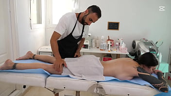 Le doy un masaje a mi clienta y acabamos follando sobre la camilla