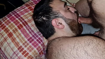 Osos Peludos Chupándose Las Pollas Hasta Correrse Short Video thumbnail