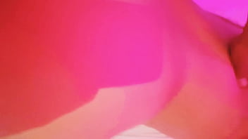 Jovencita se deja coger en cuatro y el novio trabajando